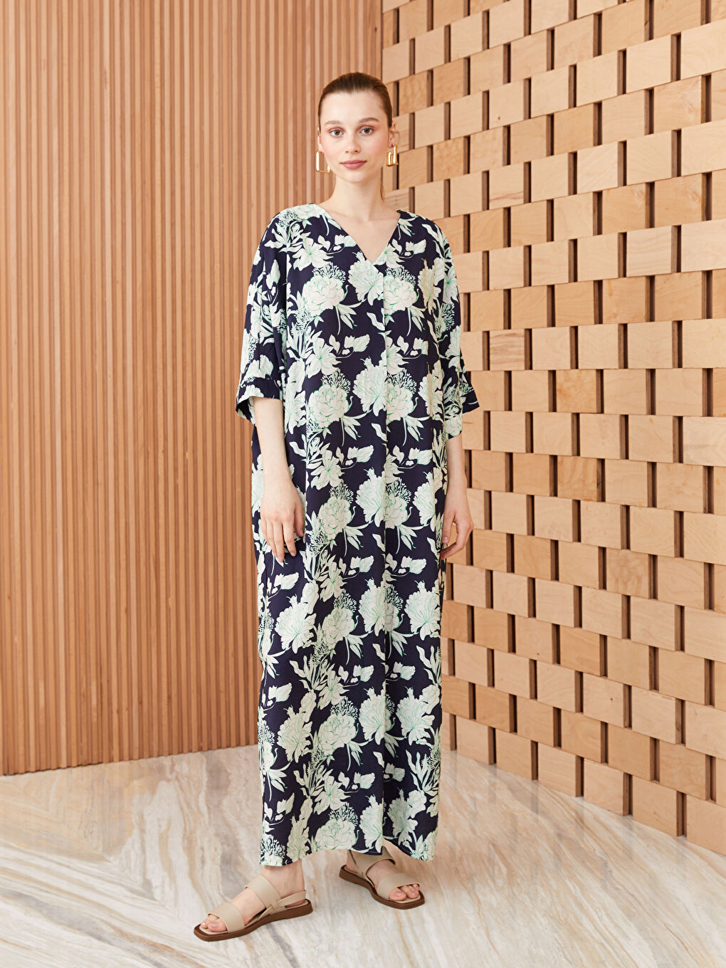 Mavi V Yaka Çiçekli Kısa Kollu Oversize Kadın Elbise