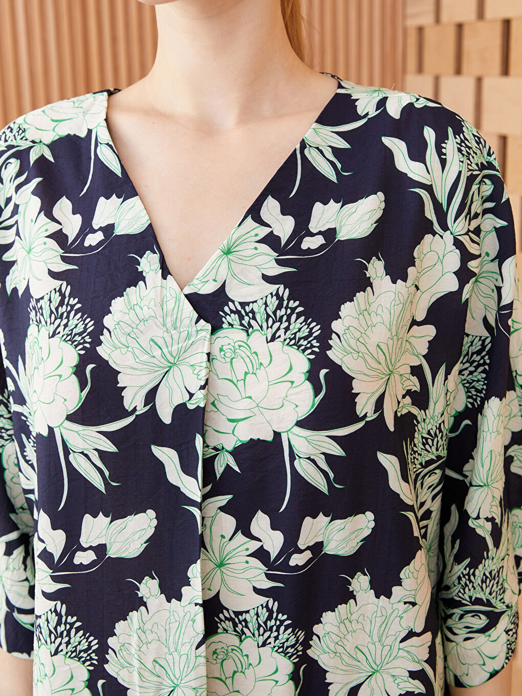 Mavi V Yaka Çiçekli Kısa Kollu Oversize Kadın Elbise-3