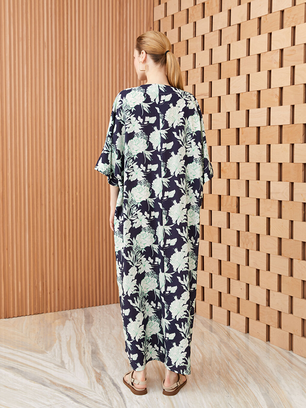 Mavi V Yaka Çiçekli Kısa Kollu Oversize Kadın Elbise-4