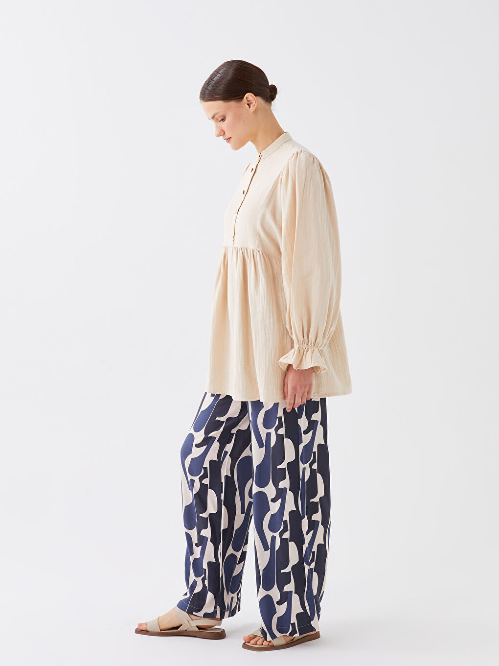 Ekru Beli Lastikli Rahat Kalıp Desenli Kadın Pantolon-1