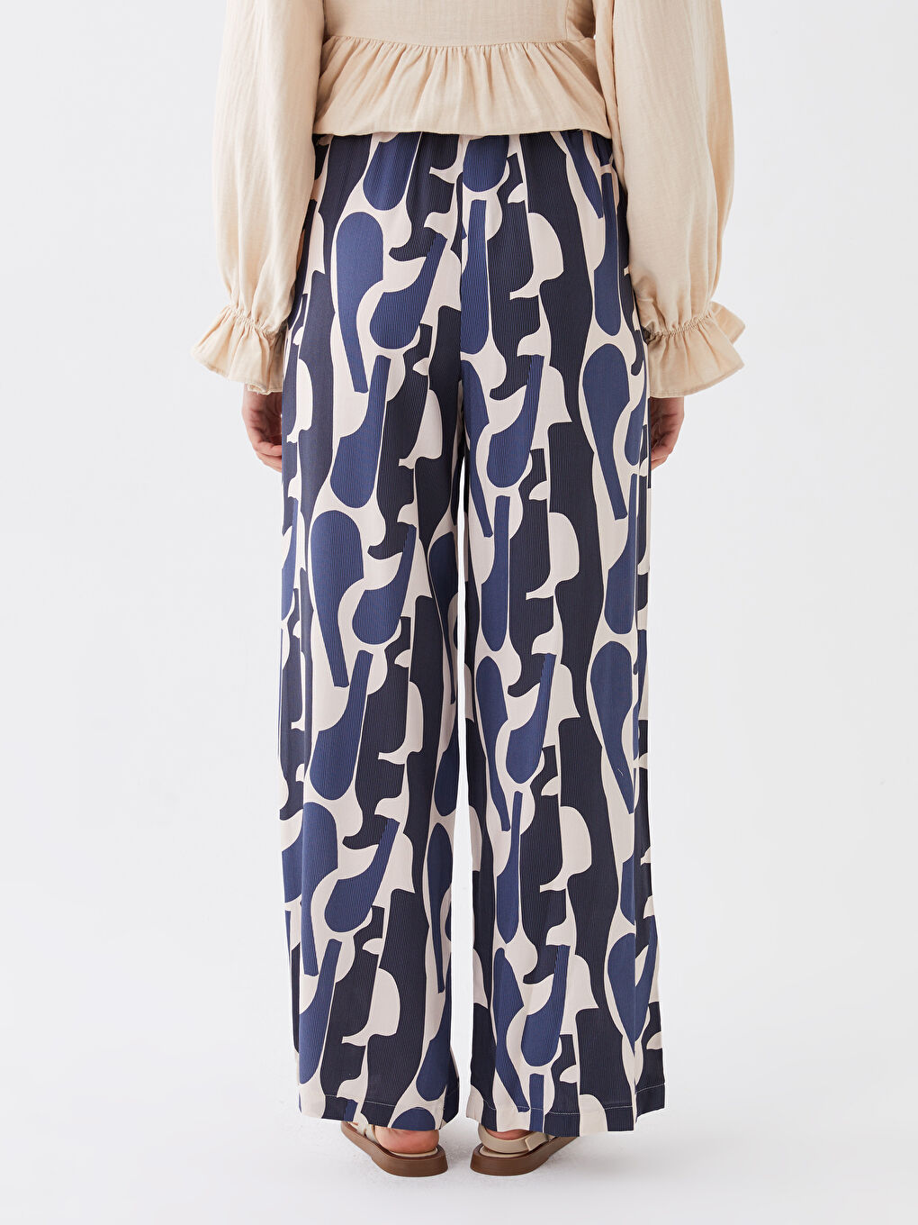 Ekru Beli Lastikli Rahat Kalıp Desenli Kadın Pantolon-3