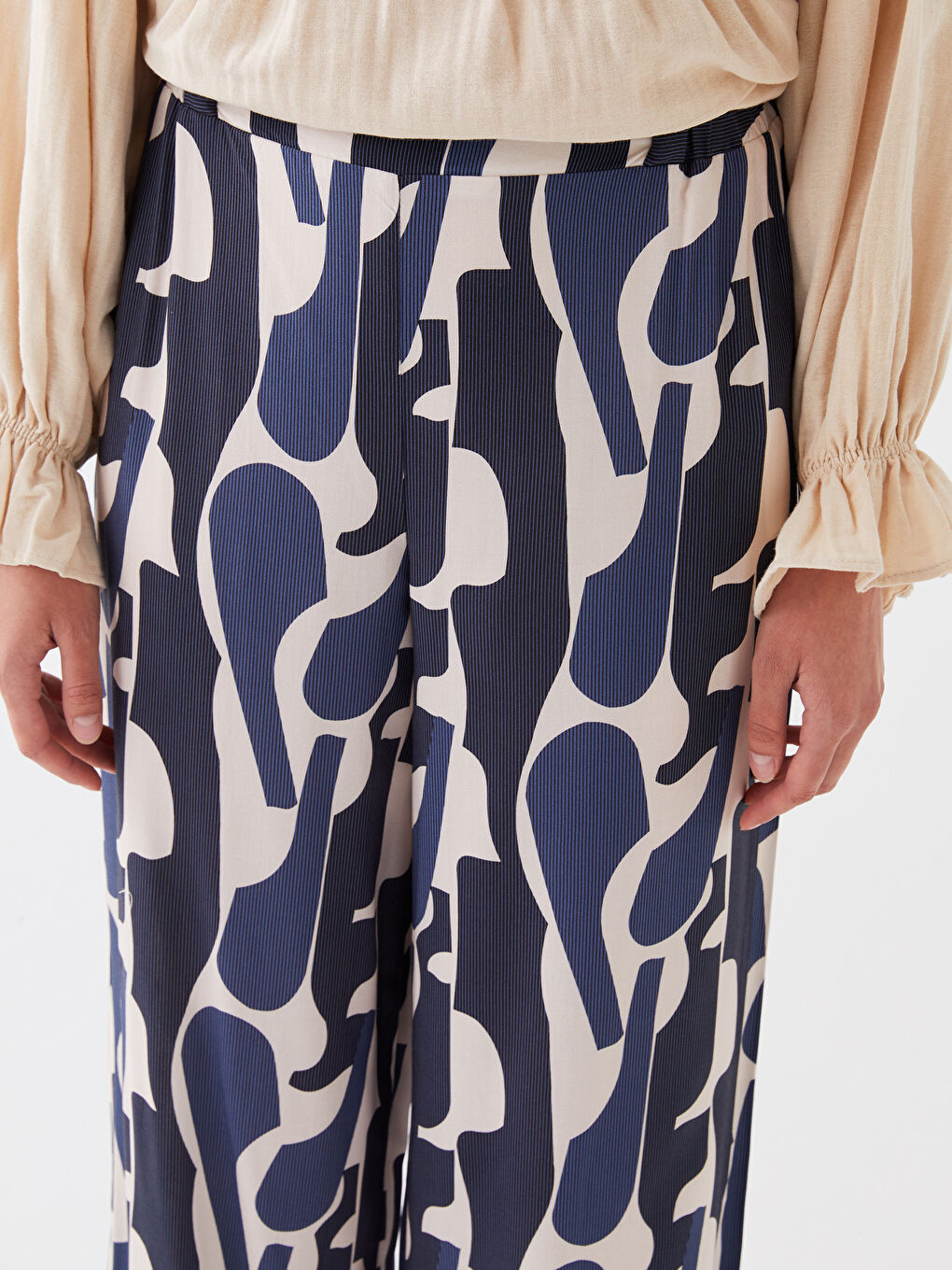 Ekru Beli Lastikli Rahat Kalıp Desenli Kadın Pantolon-4