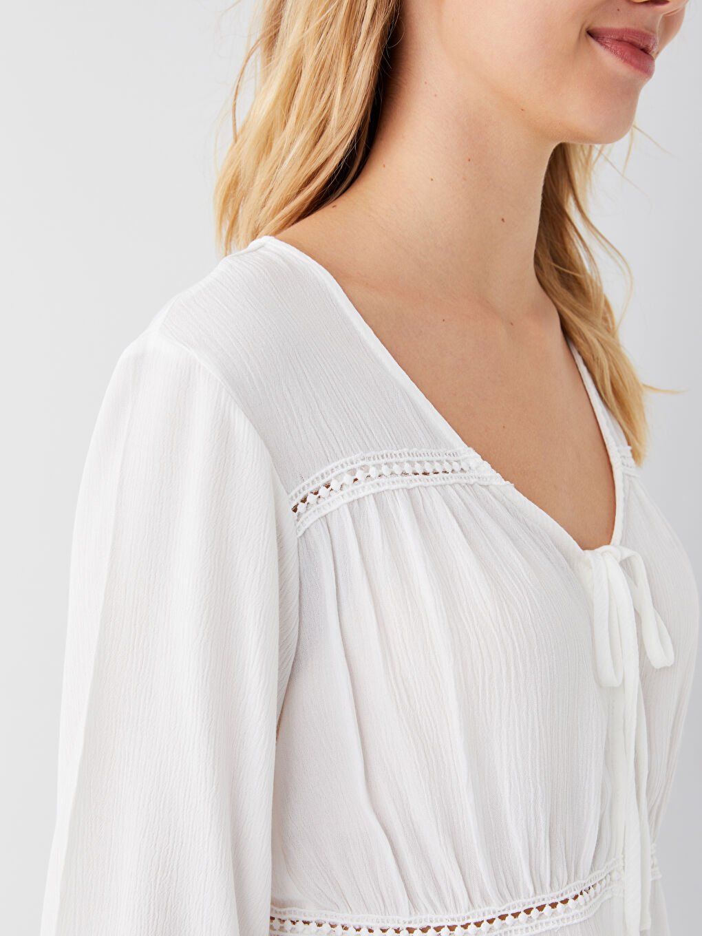 Ekru V Yaka Nakışlı Uzun Kollu Keten Görünümlü Kadın Bluz-3