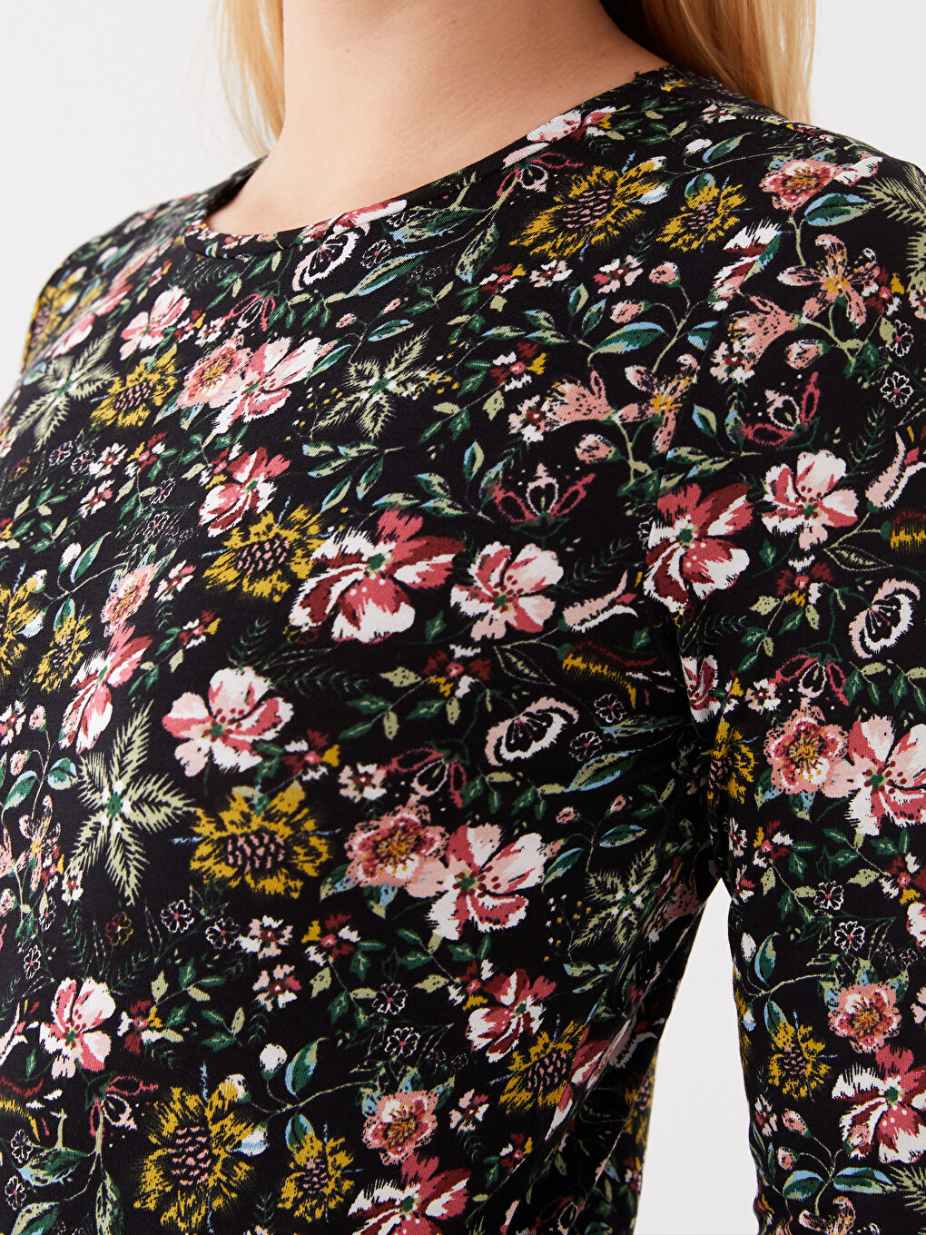 Siyah Bisiklet Yaka Çiçekli Uzun Kollu Kadın Bluz-3