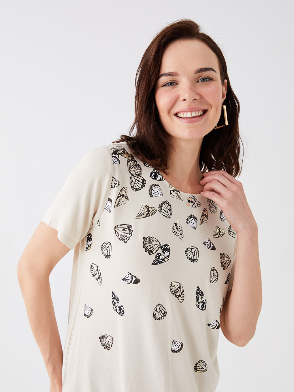 Bej Bisiklet Yaka Baskılı Kısa Kollu Kadın Tişört-3