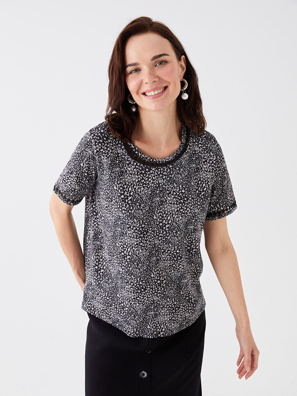 Siyah Bisiklet Yaka Desenli Kısa Kollu Kadın Tişört