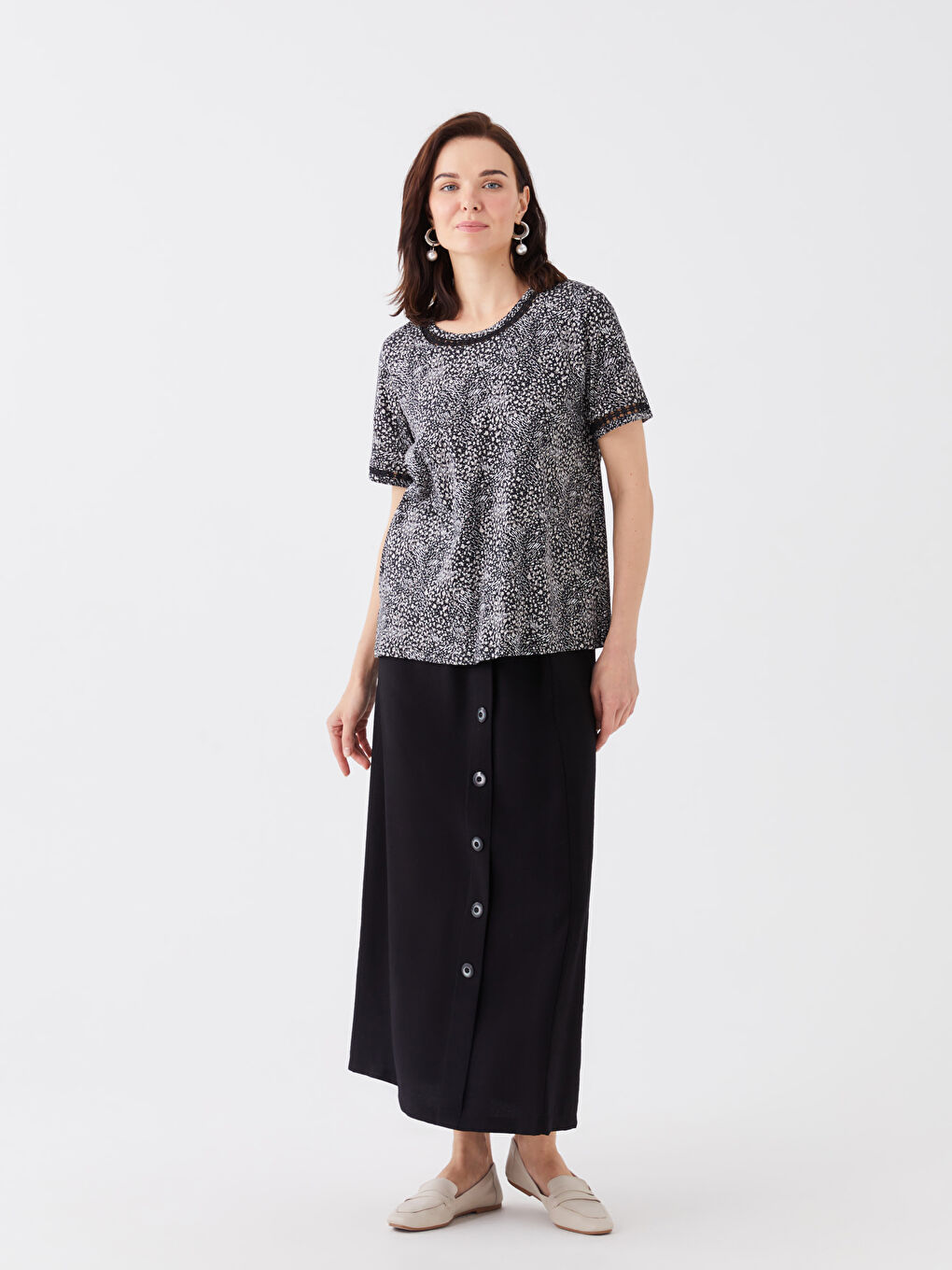 Siyah Bisiklet Yaka Desenli Kısa Kollu Kadın Tişört-1