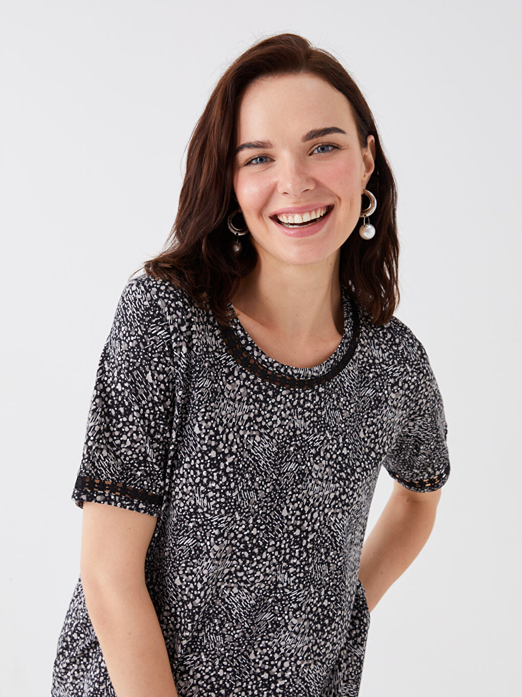 Siyah Bisiklet Yaka Desenli Kısa Kollu Kadın Tişört-2