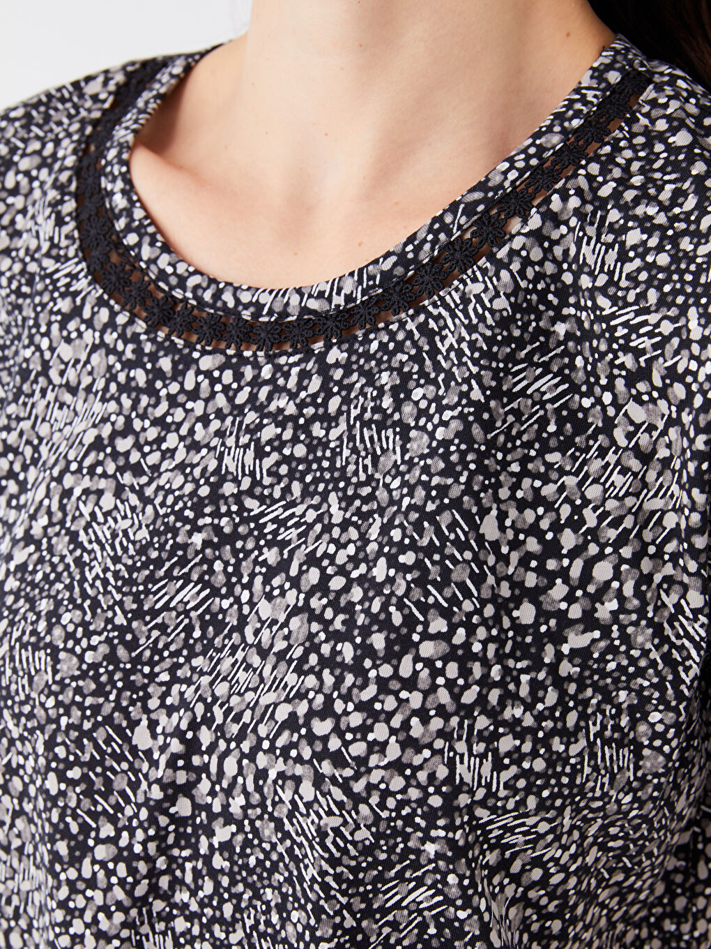 Siyah Bisiklet Yaka Desenli Kısa Kollu Kadın Tişört-3