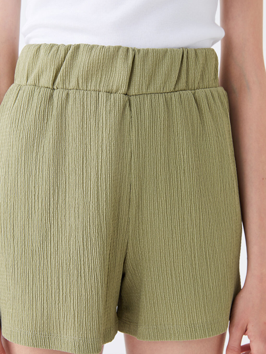 Yeşil Beli Lastikli Rahat Kalıp Kadın Şort-2