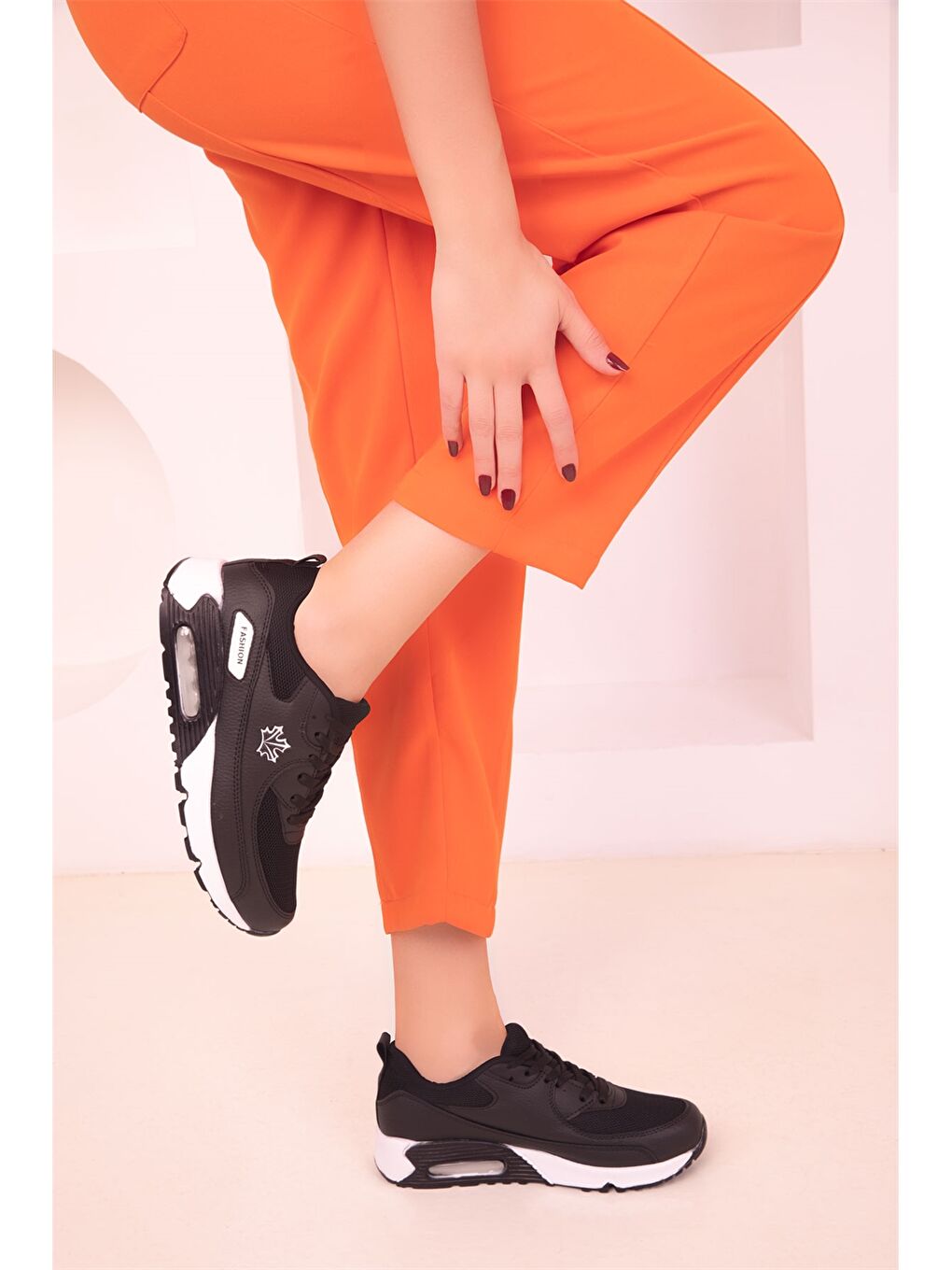 Siyah Deri Görünümlü Bağcıklı Kadın Aktif Spor Ayakkabı