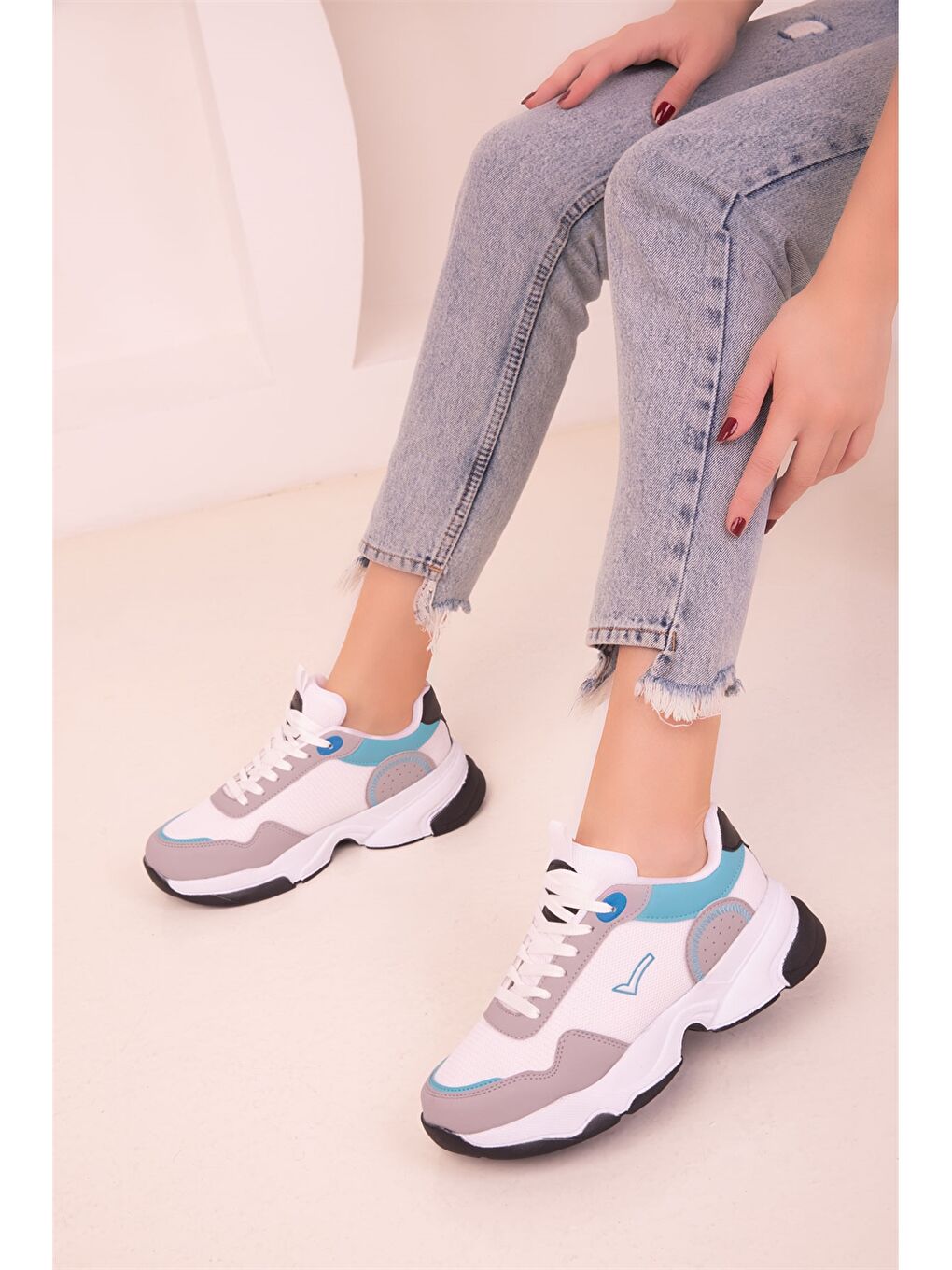 Gri Bağcıklı Kalın Taban Kadın Aktif Spor Ayakkabı-1
