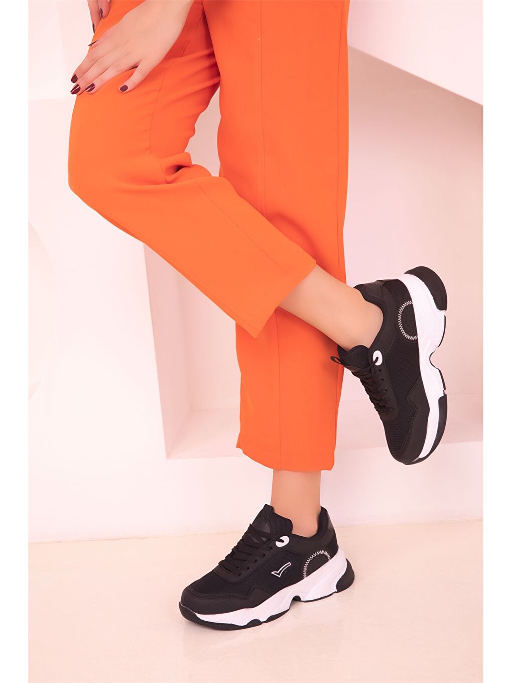 Siyah Bağcıklı Kalın Taban Kadın Aktif Spor Ayakkabı