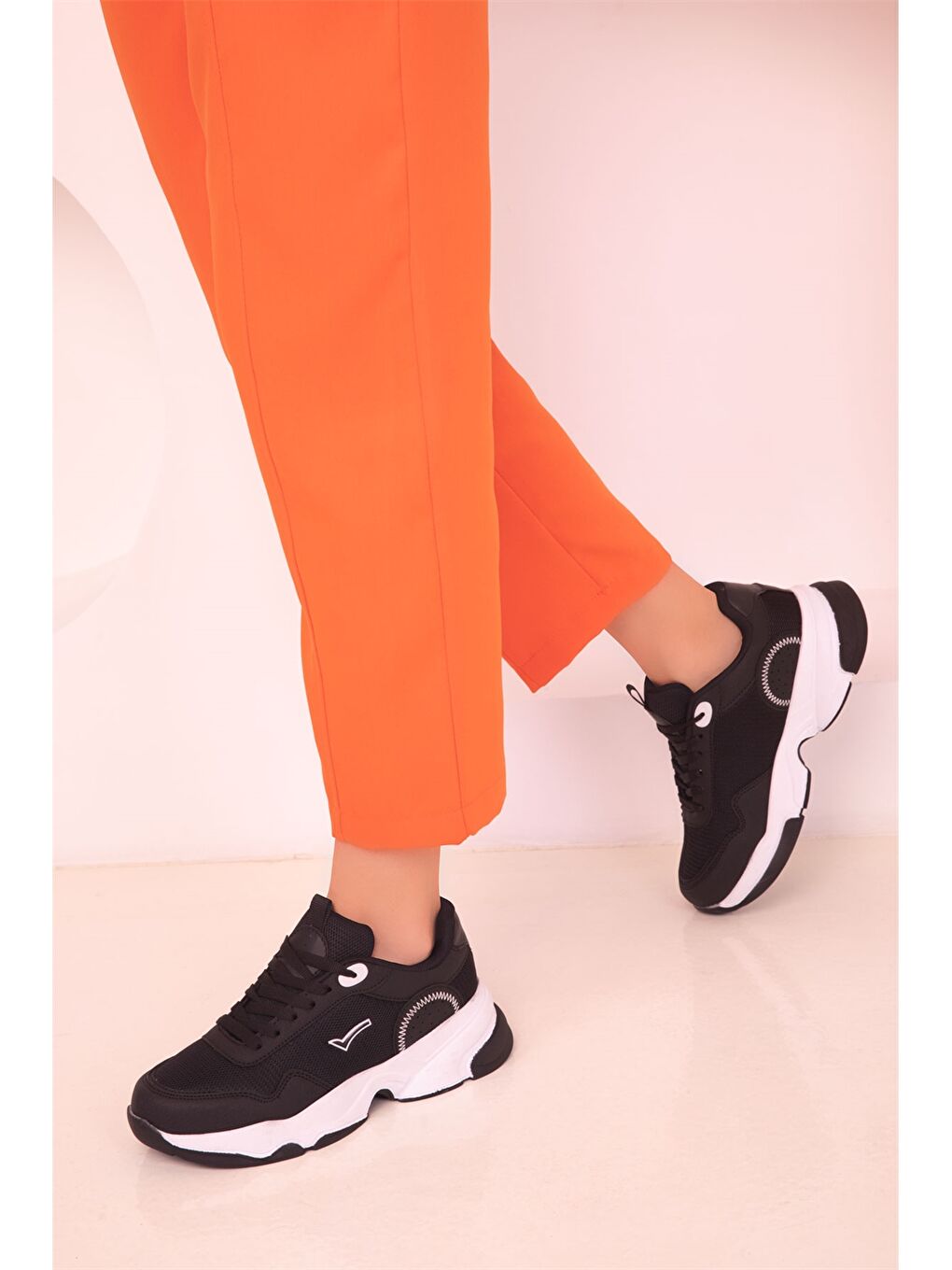 Siyah Bağcıklı Kalın Taban Kadın Aktif Spor Ayakkabı-1