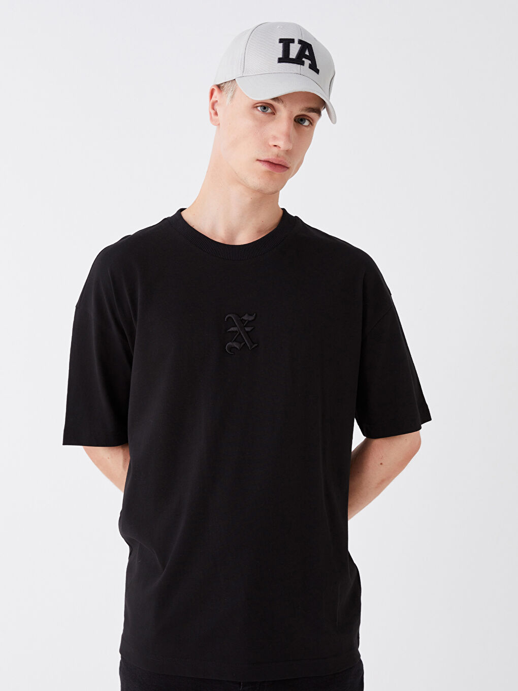 Siyah Bisiklet Yaka Kısa Kollu Nakışlı Penye Erkek Tişört