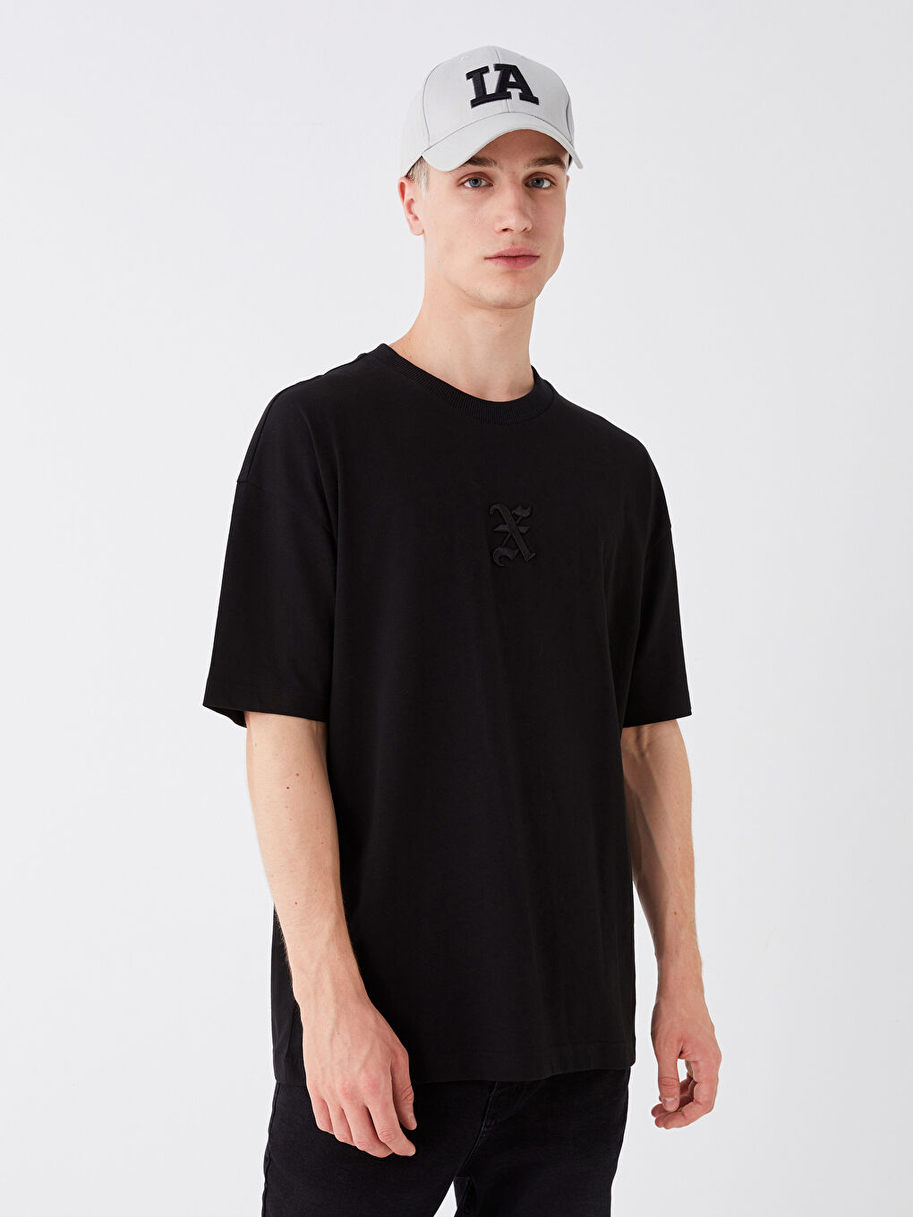 Siyah Bisiklet Yaka Kısa Kollu Nakışlı Penye Erkek Tişört-1