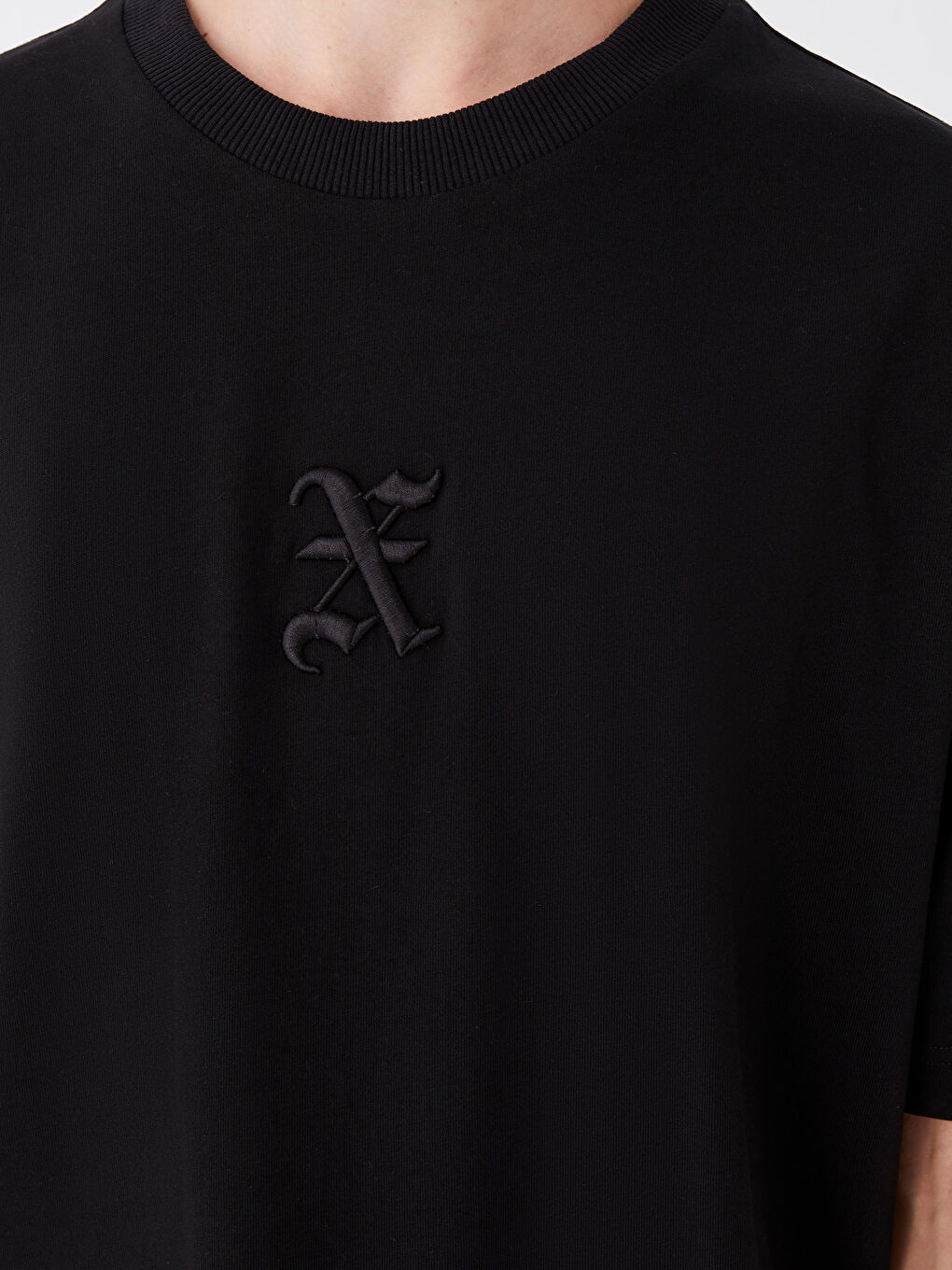 Siyah Bisiklet Yaka Kısa Kollu Nakışlı Penye Erkek Tişört-3