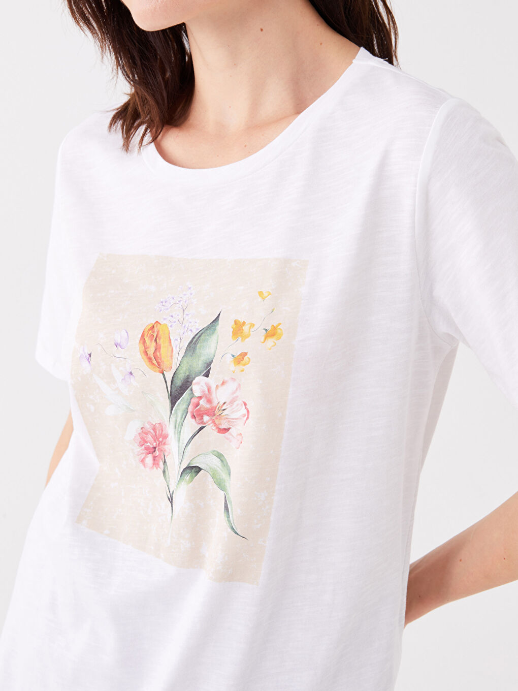 Beyaz Bisiklet Yaka Baskılı Kısa Kollu Kadın Tişört-3