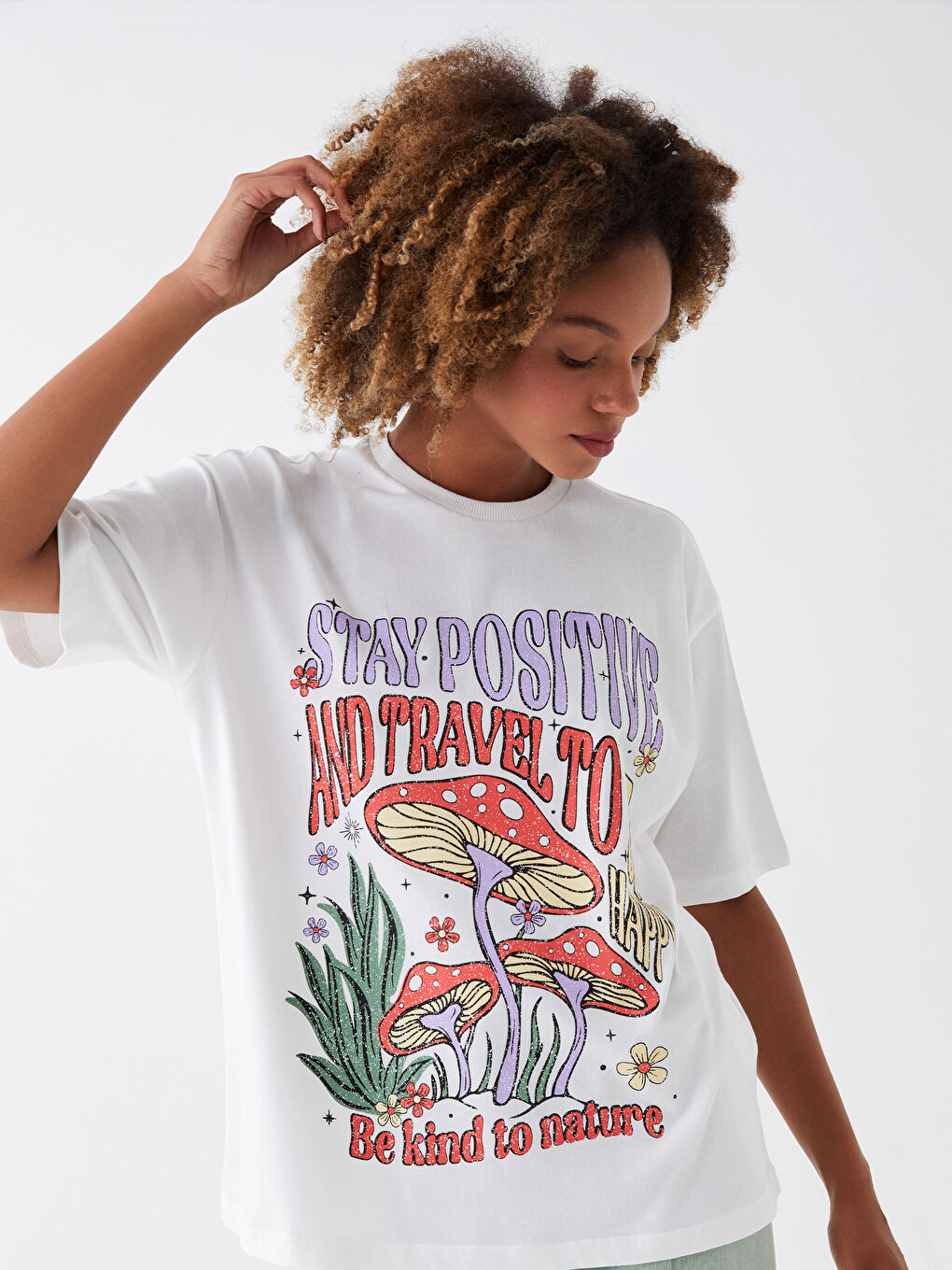 Ekru Bisiklet Yaka Baskılı Kısa Kollu Oversize Kadın Tişört