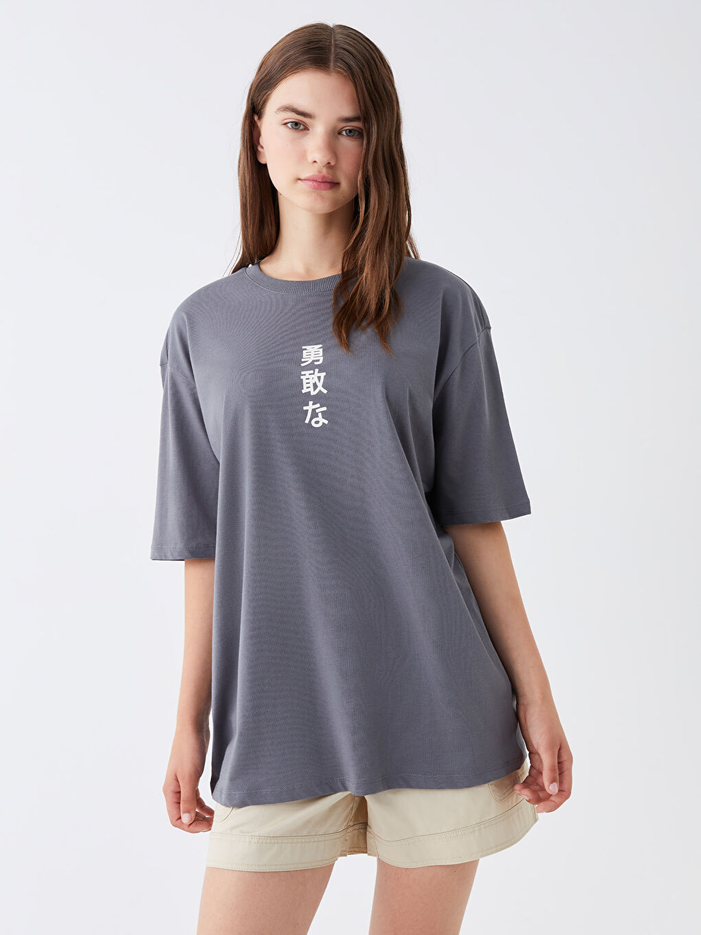 Gri Bisiklet Yaka Baskılı Kısa Kollu Oversize Kadın Tişört-1