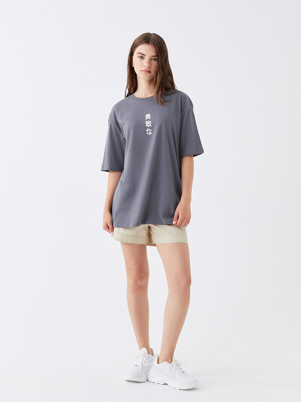 Gri Bisiklet Yaka Baskılı Kısa Kollu Oversize Kadın Tişört-2