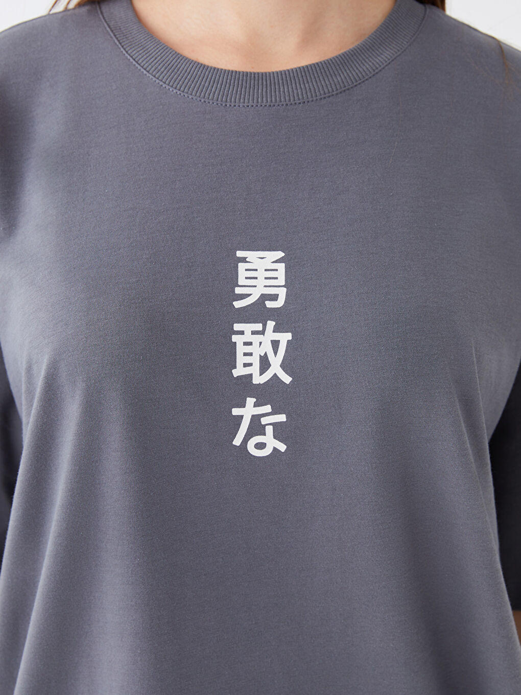 Gri Bisiklet Yaka Baskılı Kısa Kollu Oversize Kadın Tişört-3