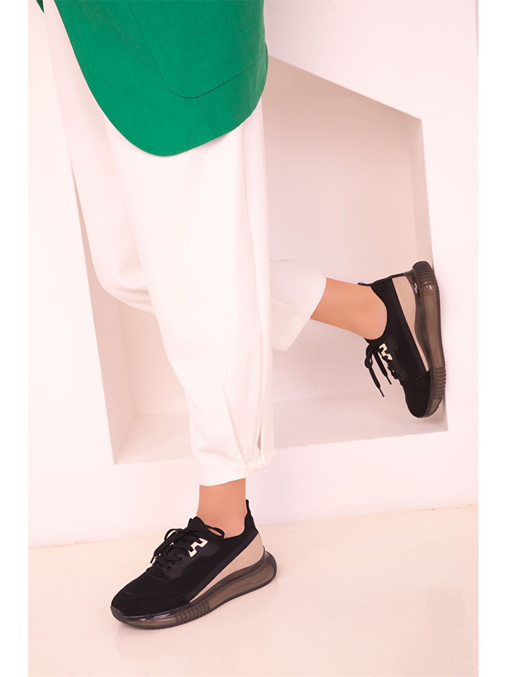 Siyah Süet Görünümlü Bağcıklı Kadın Aktif Spor Ayakkabı-1