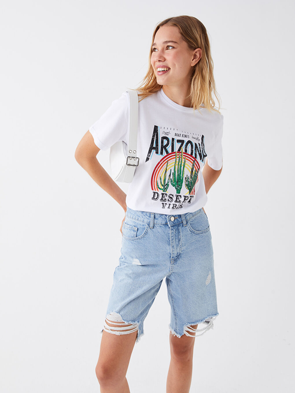 Beyaz Bisiklet Yaka Baskılı Kısa Kollu Kadın Tişört-2