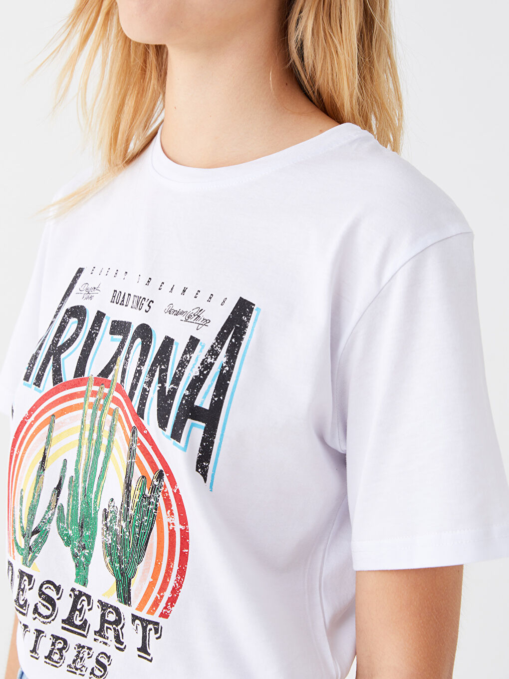 Beyaz Bisiklet Yaka Baskılı Kısa Kollu Kadın Tişört-6