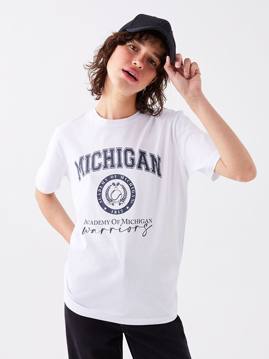 Beyaz Bisiklet Yaka Baskılı Kısa Kollu Kadın Tişört-3