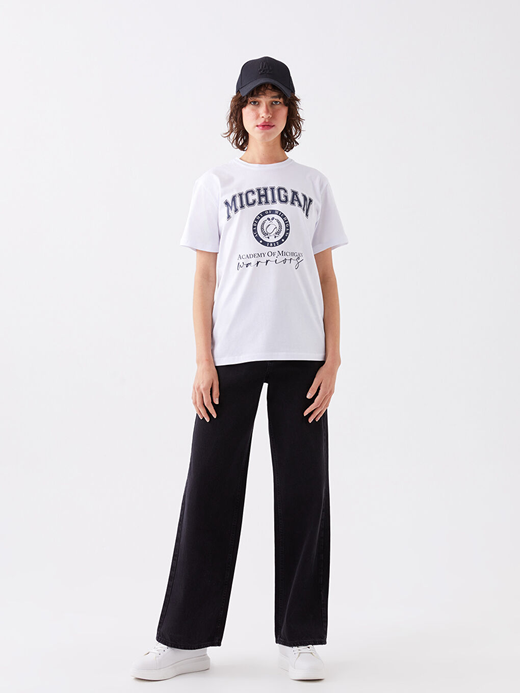 Beyaz Bisiklet Yaka Baskılı Kısa Kollu Kadın Tişört-5