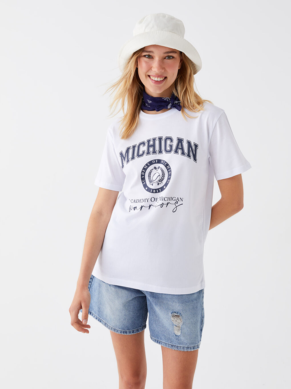 Beyaz Bisiklet Yaka Baskılı Kısa Kollu Kadın Tişört