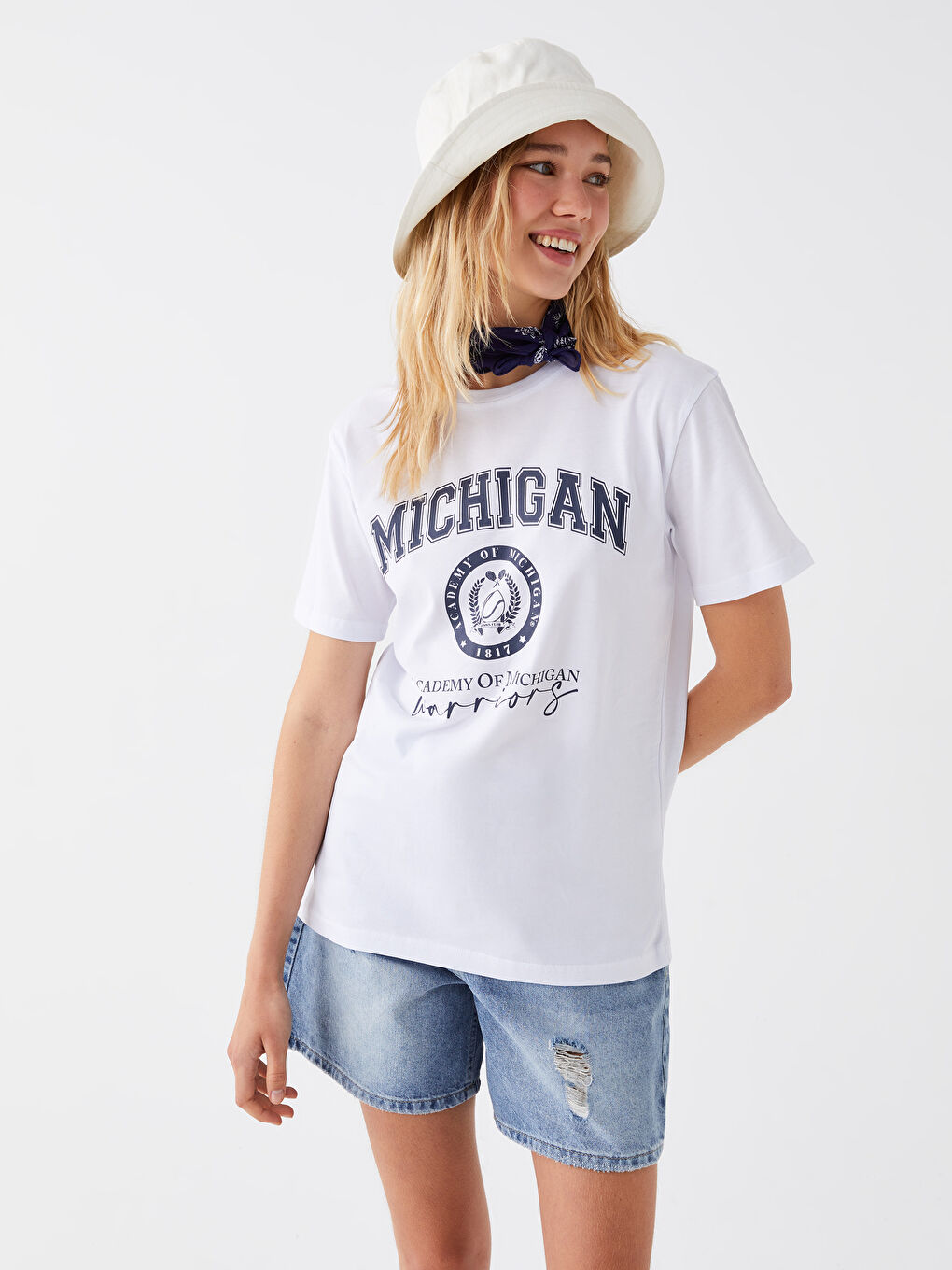 Beyaz Bisiklet Yaka Baskılı Kısa Kollu Kadın Tişört-2