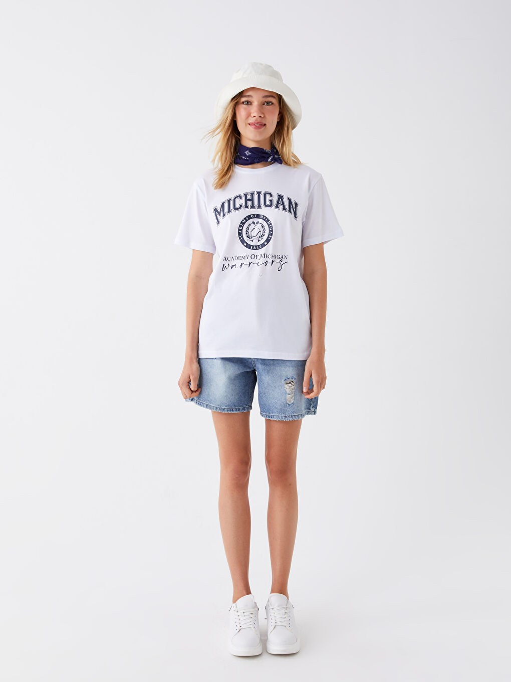 Beyaz Bisiklet Yaka Baskılı Kısa Kollu Kadın Tişört-4