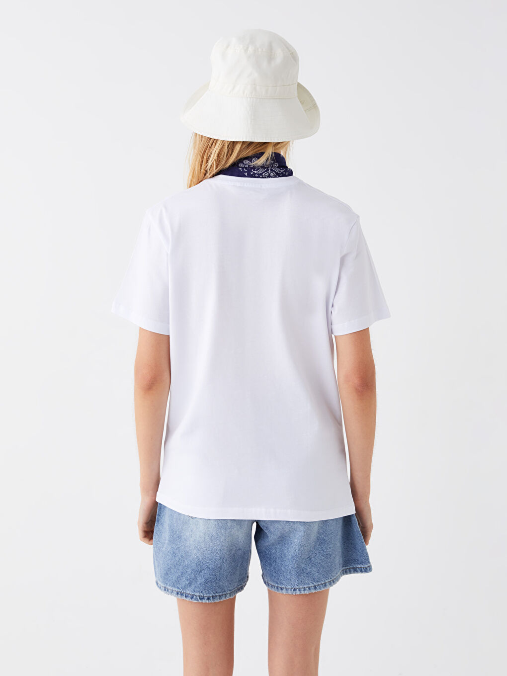 Beyaz Bisiklet Yaka Baskılı Kısa Kollu Kadın Tişört-8