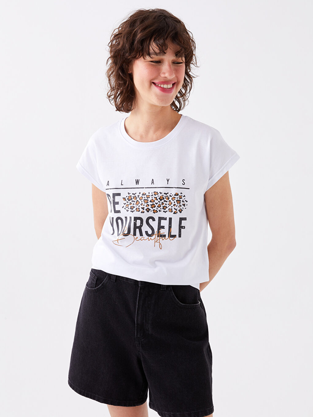 Beyaz Bisiklet Yaka Baskılı Kısa Kollu Kadın Tişört-3