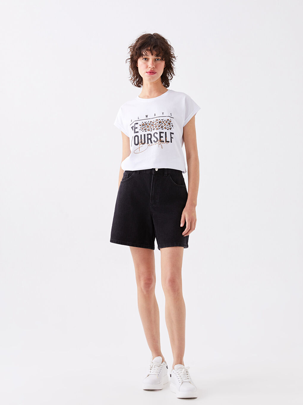 Beyaz Bisiklet Yaka Baskılı Kısa Kollu Kadın Tişört-5