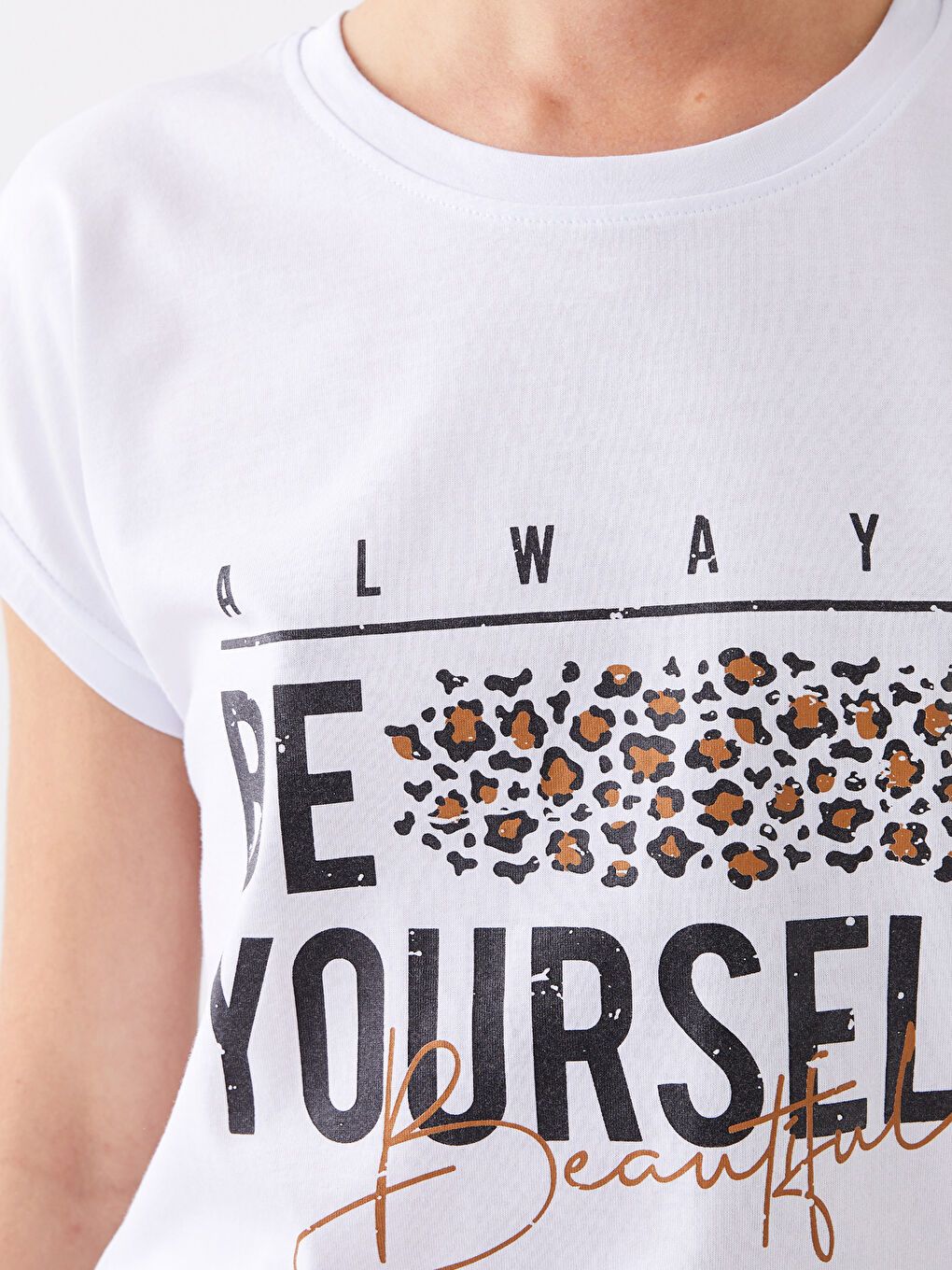 Beyaz Bisiklet Yaka Baskılı Kısa Kollu Kadın Tişört-7