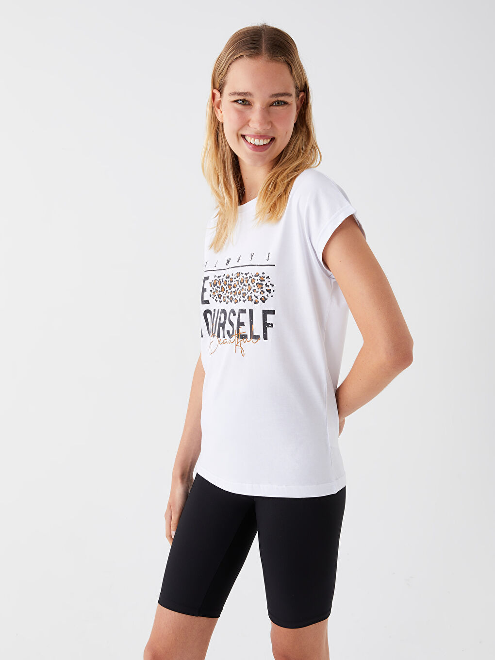 Beyaz Bisiklet Yaka Baskılı Kısa Kollu Kadın Tişört