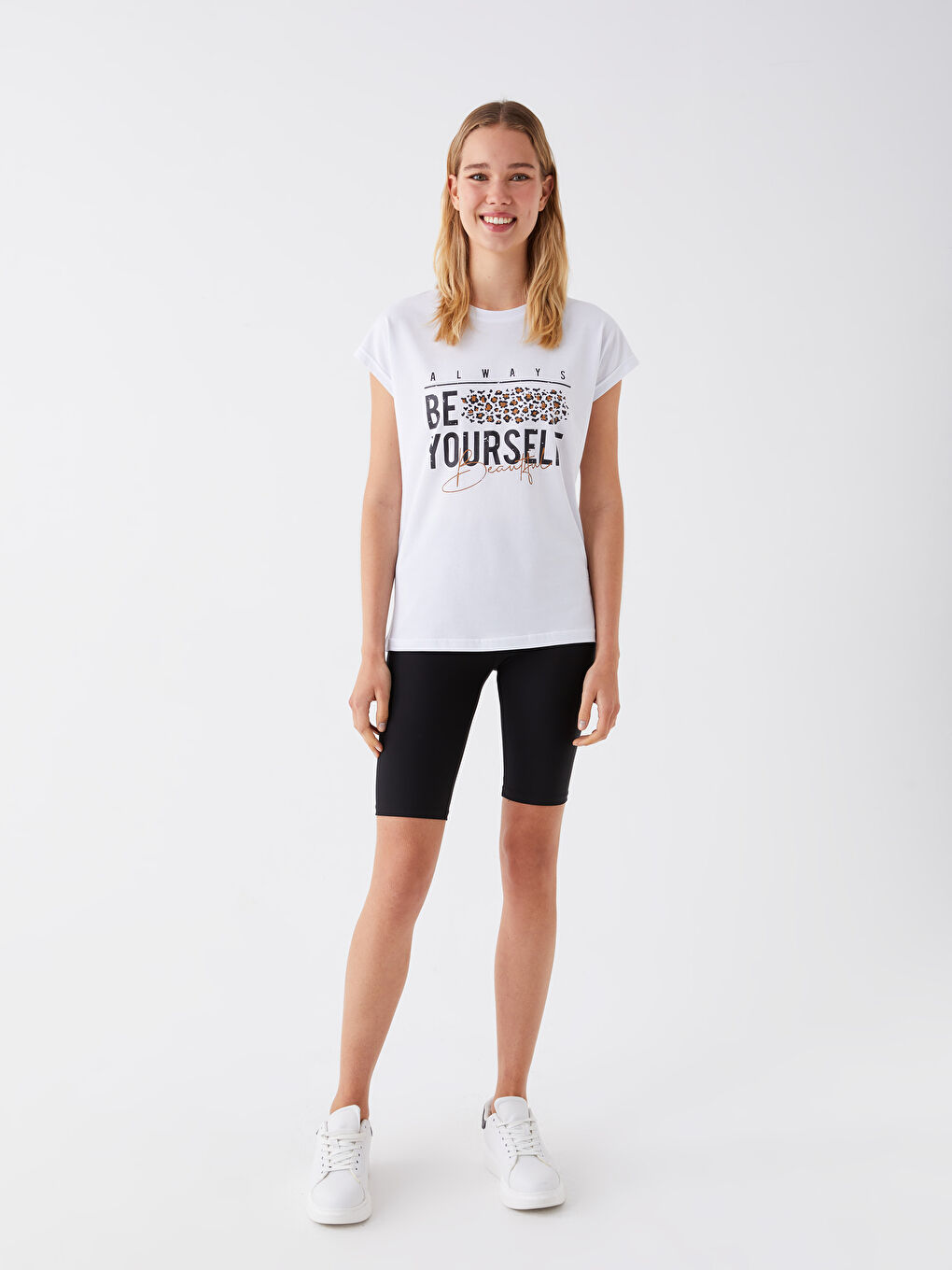 Beyaz Bisiklet Yaka Baskılı Kısa Kollu Kadın Tişört-4