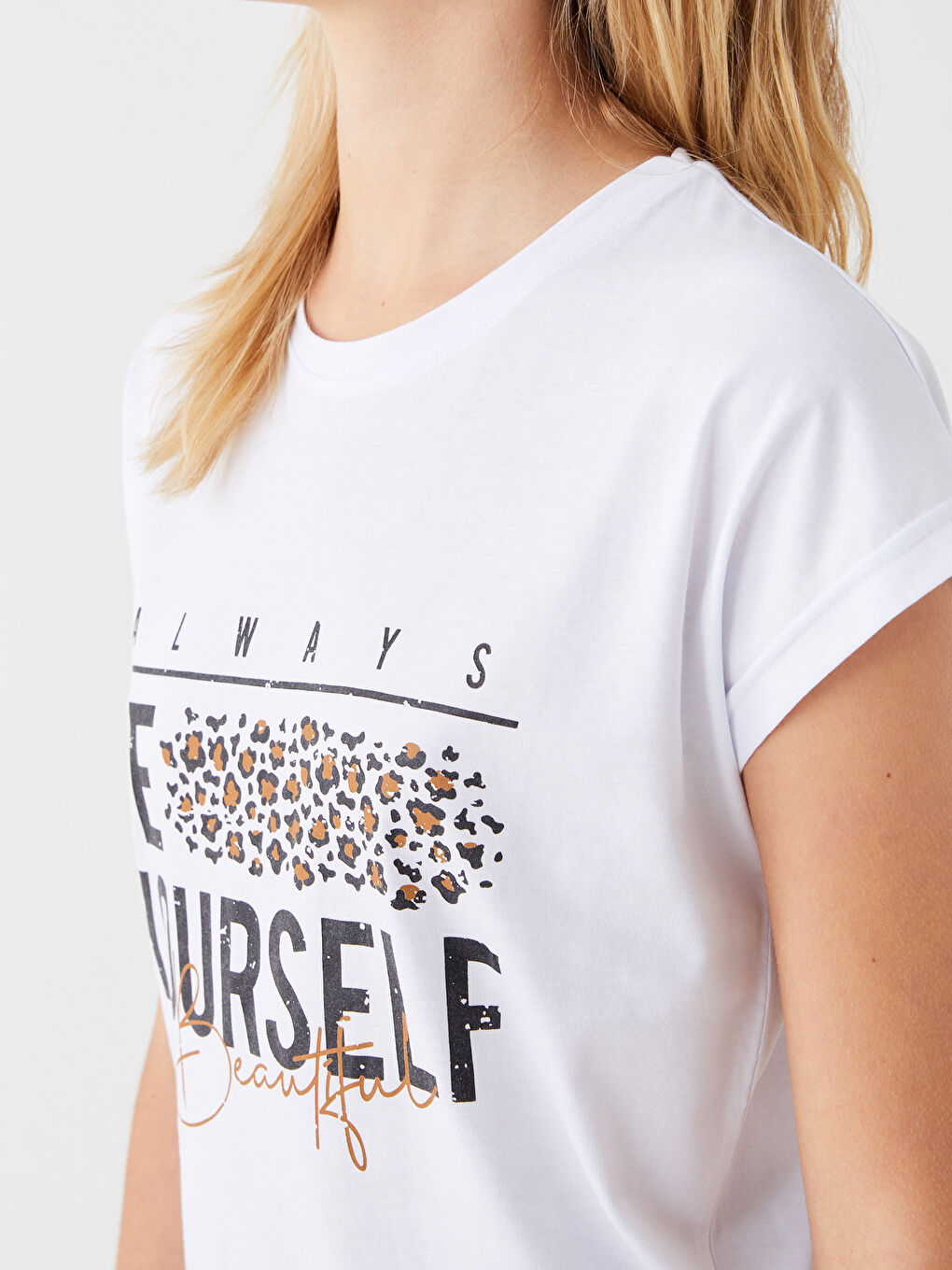 Beyaz Bisiklet Yaka Baskılı Kısa Kollu Kadın Tişört-6