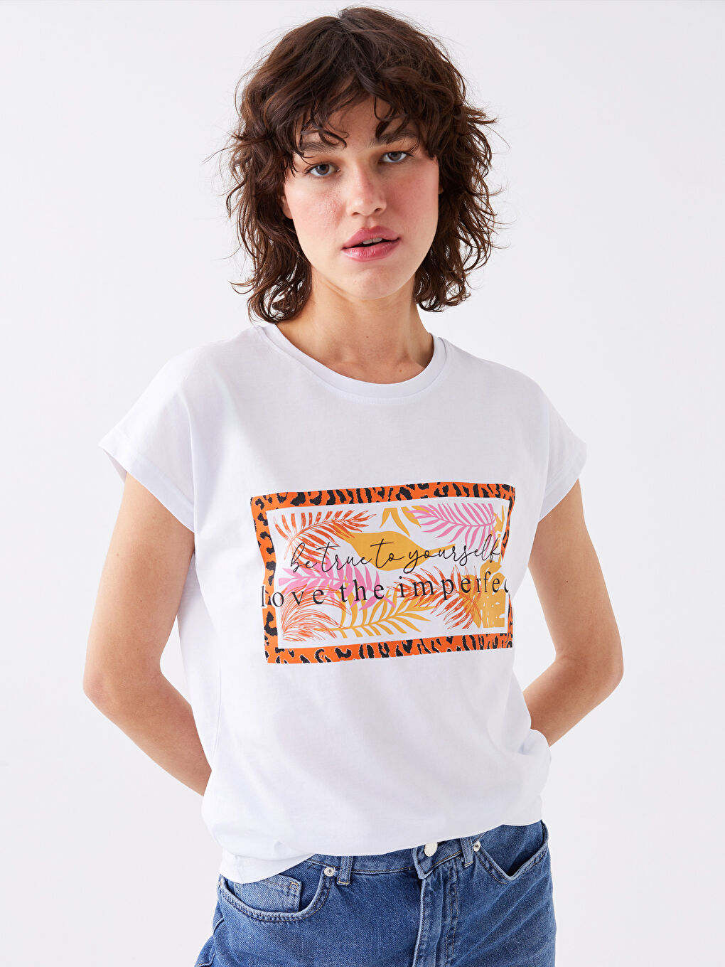 Beyaz Bisiklet Yaka Baskılı Kısa Kollu Kadın Tişört-1