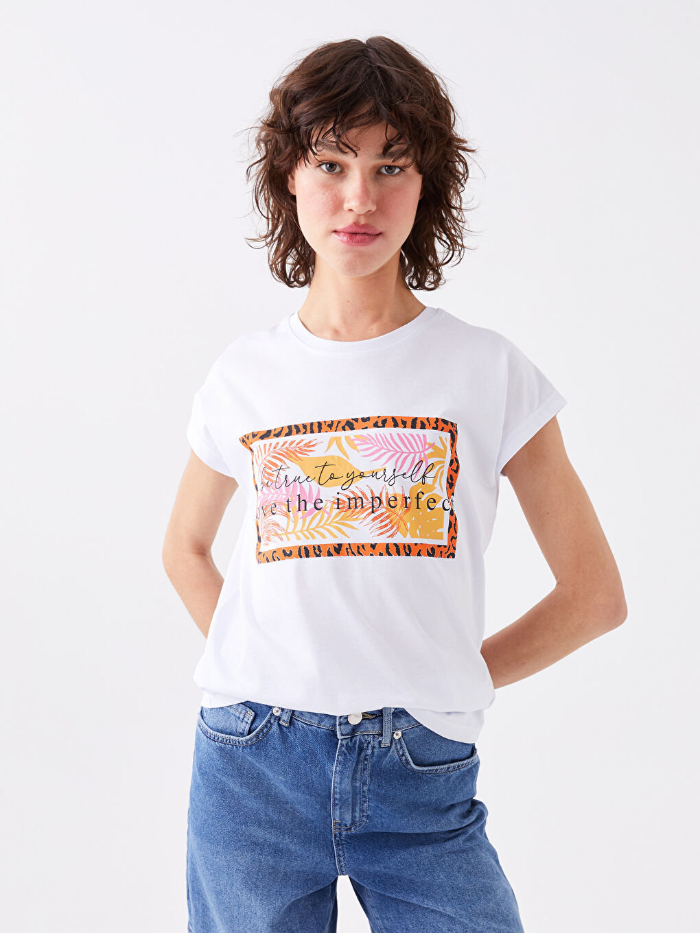 Beyaz Bisiklet Yaka Baskılı Kısa Kollu Kadın Tişört-3