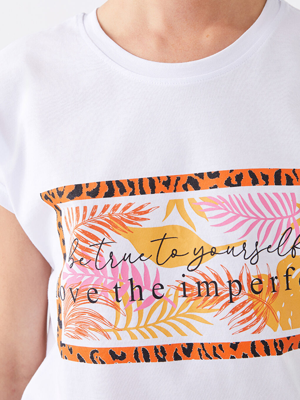 Beyaz Bisiklet Yaka Baskılı Kısa Kollu Kadın Tişört-7