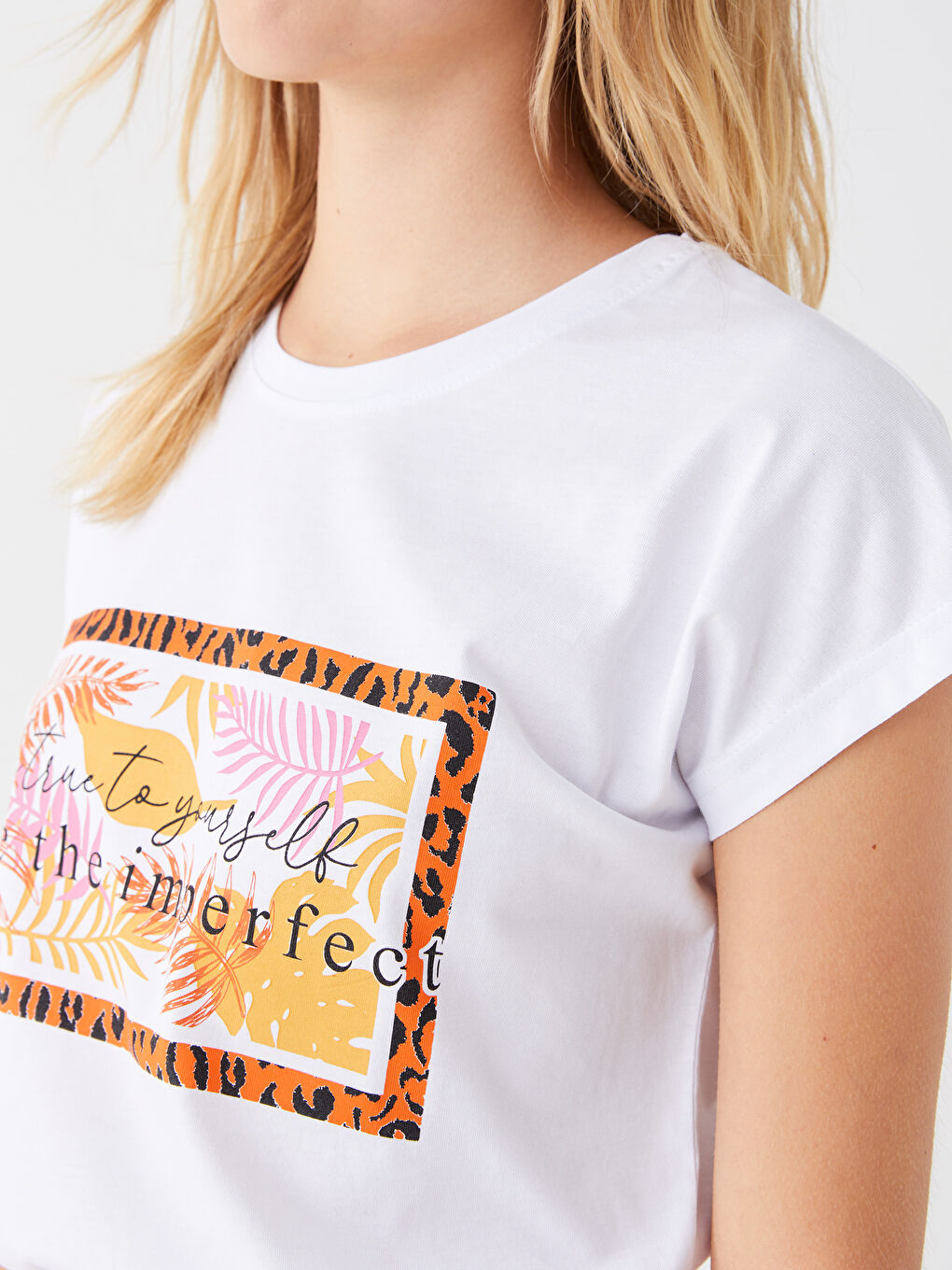 Beyaz Bisiklet Yaka Baskılı Kısa Kollu Kadın Tişört-6