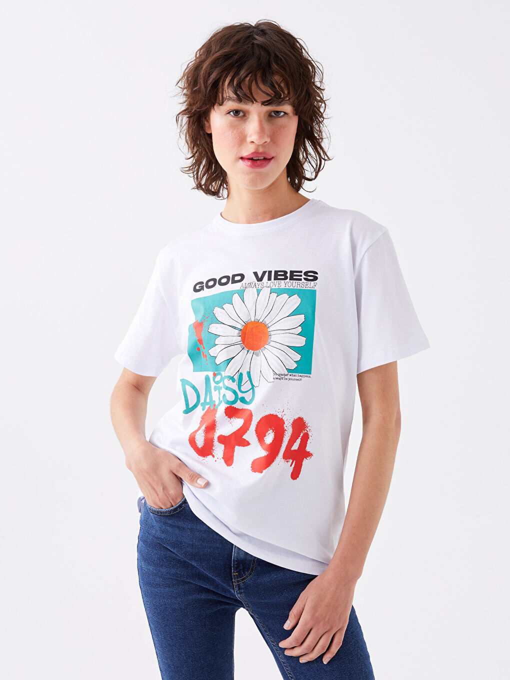 Beyaz Bisiklet Yaka Baskılı Kısa Kollu Kadın Tişört-1