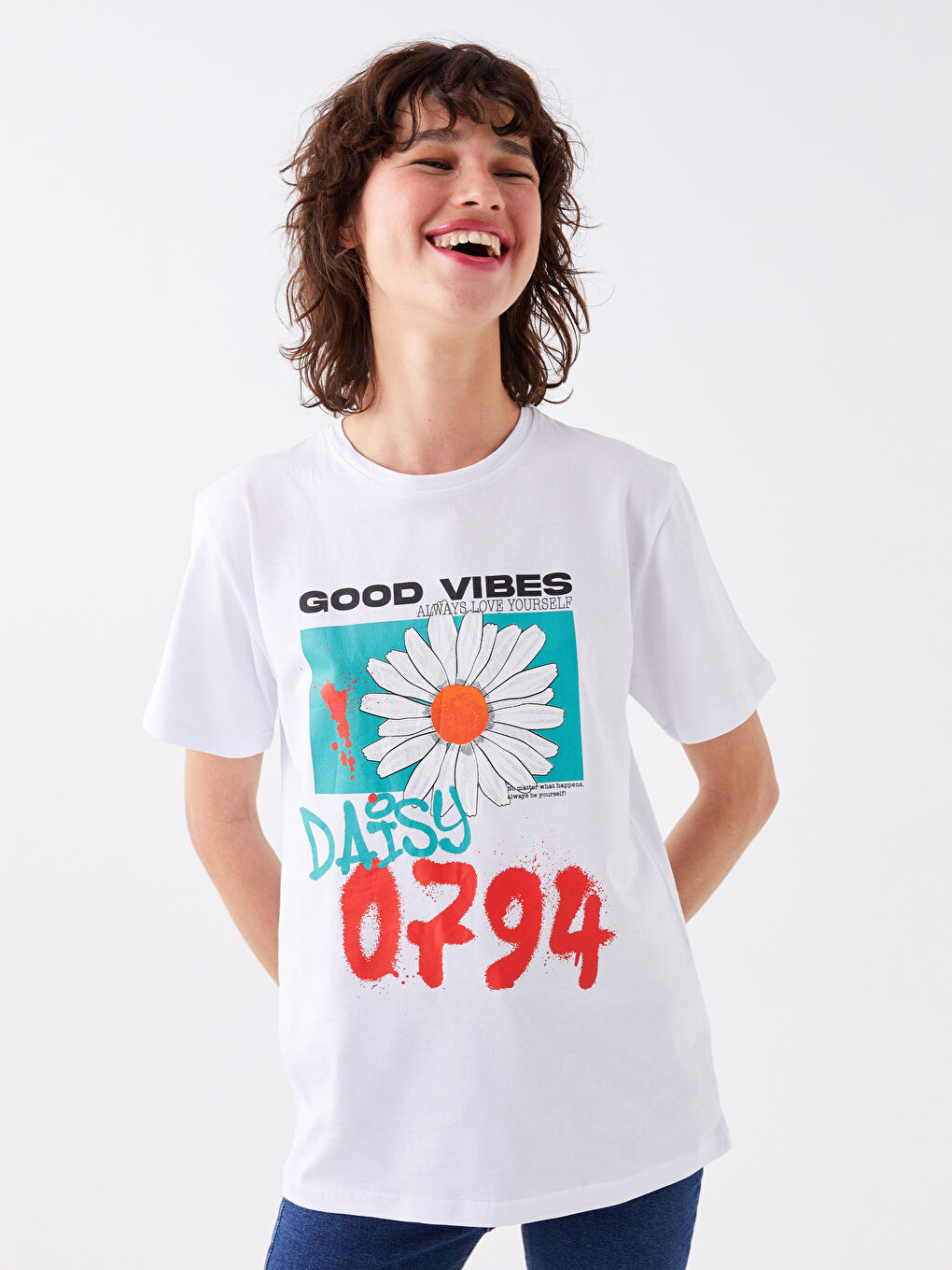 Beyaz Bisiklet Yaka Baskılı Kısa Kollu Kadın Tişört-3