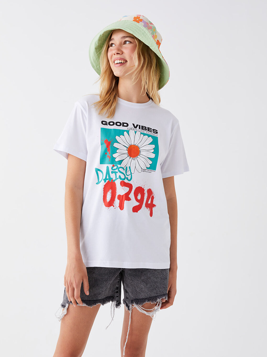 Beyaz Bisiklet Yaka Baskılı Kısa Kollu Kadın Tişört