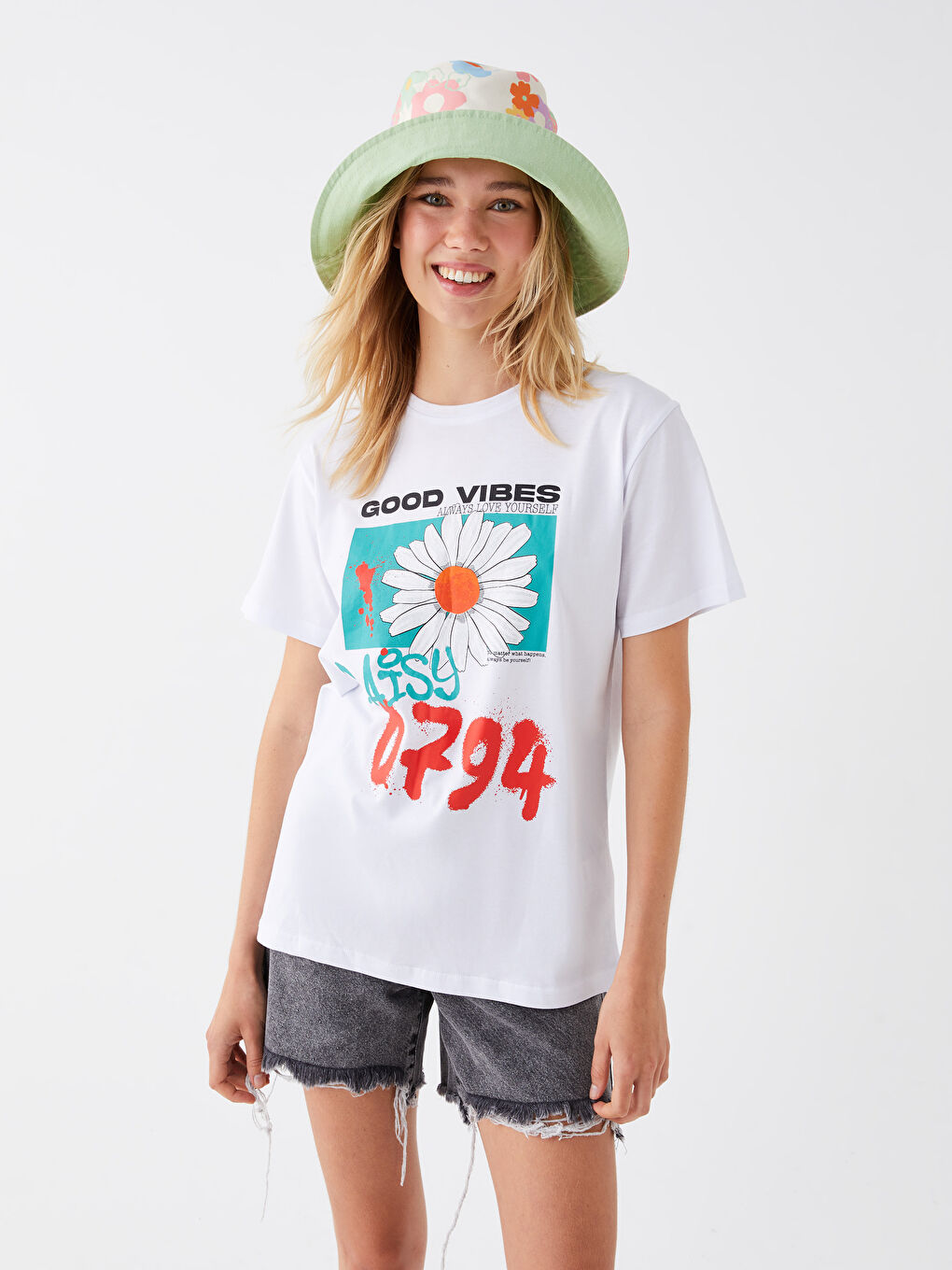 Beyaz Bisiklet Yaka Baskılı Kısa Kollu Kadın Tişört-2