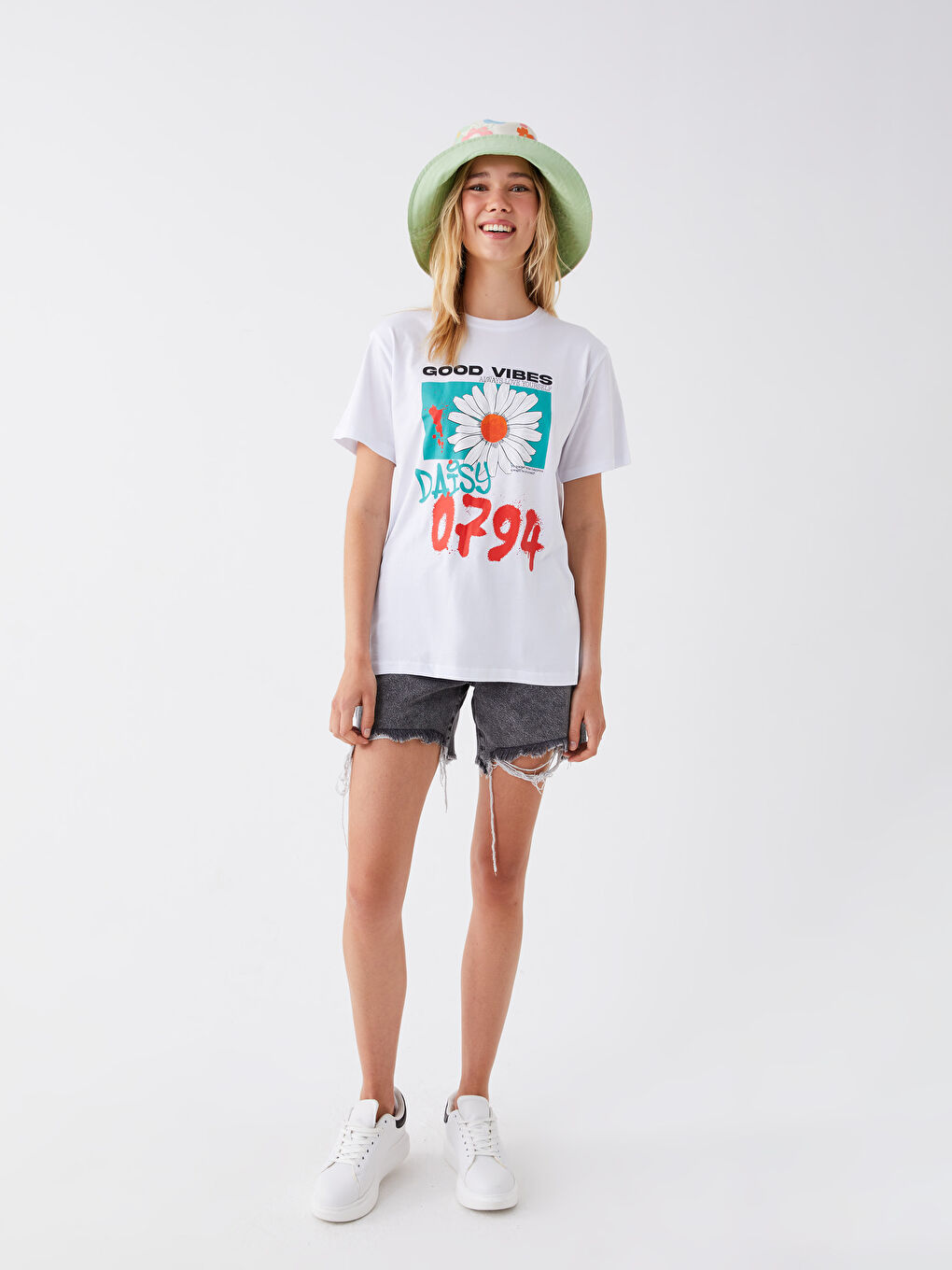 Beyaz Bisiklet Yaka Baskılı Kısa Kollu Kadın Tişört-4